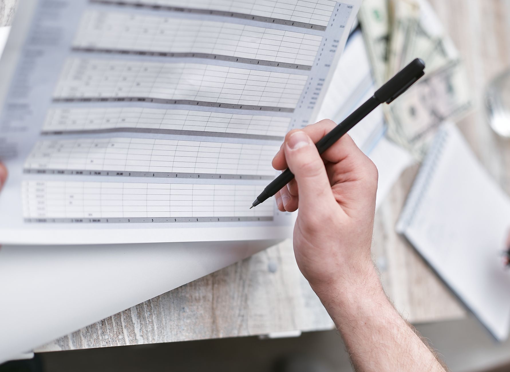 Empresário analisando indicadores financeiros em reunião